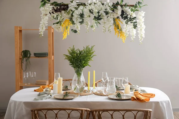 Stilvolle Tischdekoration Mit Schönen Blumen Esszimmer — Stockfoto