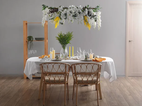 Stilvolle Tischdekoration Mit Schönen Blumen Esszimmer — Stockfoto