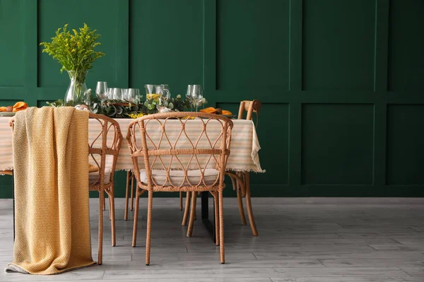 Dining Table Beautiful Setting Green Wall — Stock Photo, Image