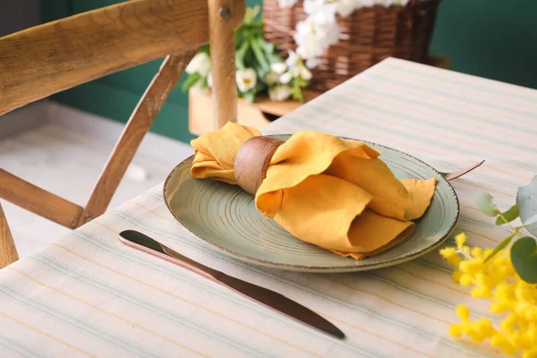 Güzel Dekorlu Çiçekli Yemek Masası — Stok fotoğraf