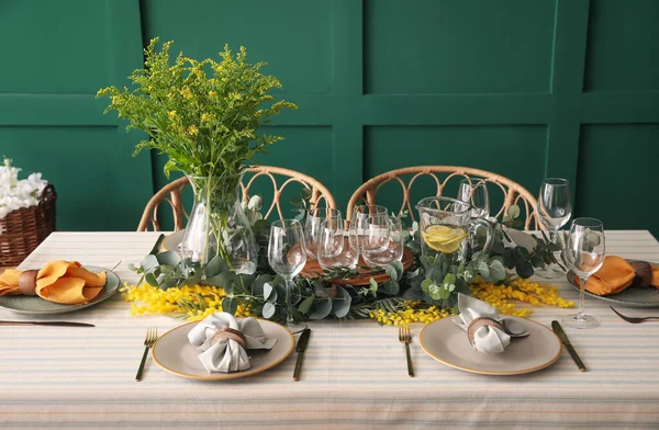 Dining Table Beautiful Setting Green Wall — Stock Photo, Image