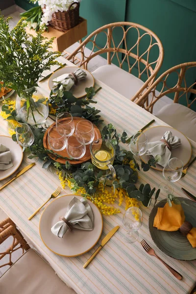 美しい設定と花の装飾が施されたダイニングテーブル — ストック写真