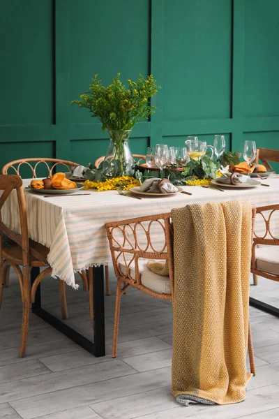 Τραπέζι Φαγητού Όμορφο Σκηνικό Κοντά Πράσινο Τοίχο — Φωτογραφία Αρχείου