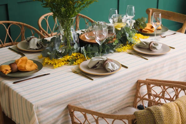 Mesa Comedor Con Hermoso Entorno Cerca Pared Verde —  Fotos de Stock