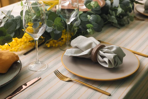 Tavolo Pranzo Con Bella Cornice Decorazioni Floreali — Foto Stock