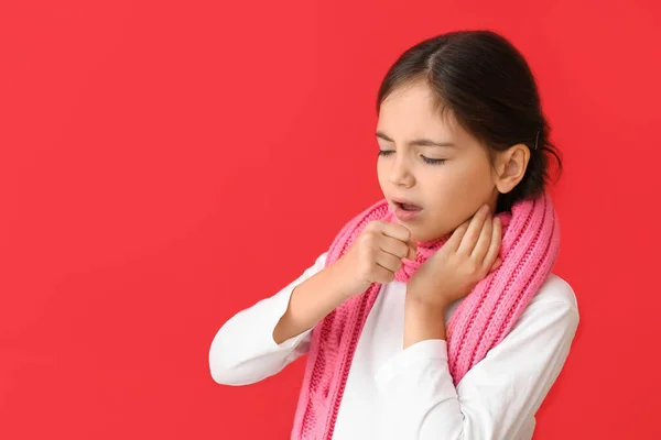 Menina Com Cachecol Sofrendo Dor Garganta Fundo Vermelho — Fotografia de Stock