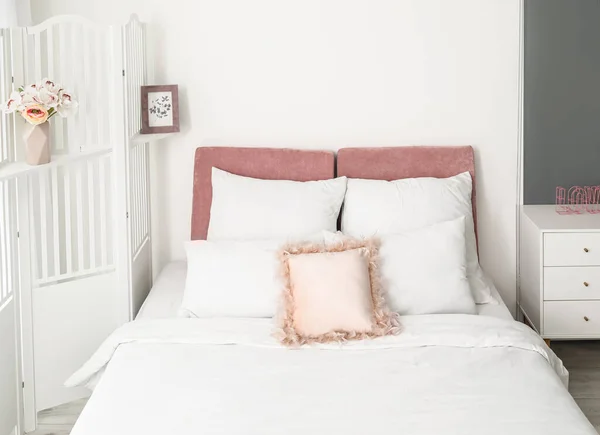 Interior Del Dormitorio Moderno Con Elegante Pantalla Plegable — Foto de Stock