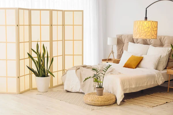 Interieur Eines Modernen Schlafzimmers Mit Stilvollem Klappbildschirm Und Zimmerpflanzen — Stockfoto