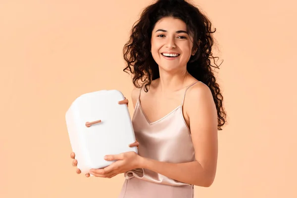 Mladá Usmívající Žena Drží Kosmetické Chladničky Barevném Pozadí — Stock fotografie