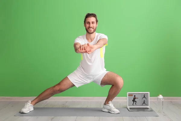 Sportlicher Mann Mit Laptop Training Fitnessstudio — Stockfoto