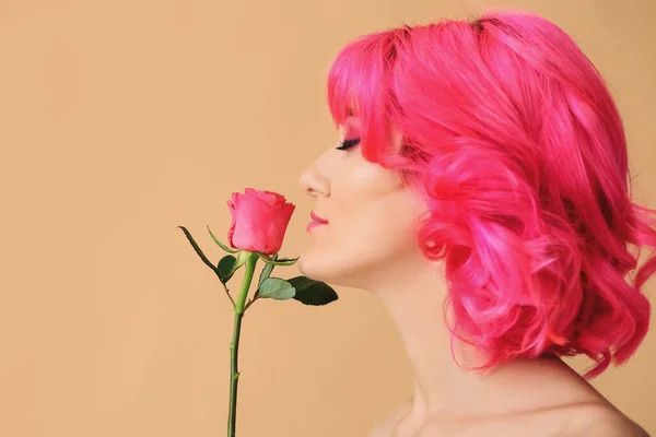 Mujer Con Estilo Con Pelo Brillante Flor Rosa Sobre Fondo — Foto de Stock