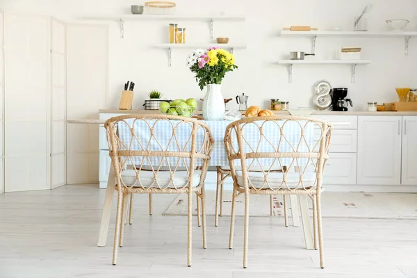 Vase Beautiful Chrysanthemum Flowers Dining Table Kitchen — Stock Photo, Image