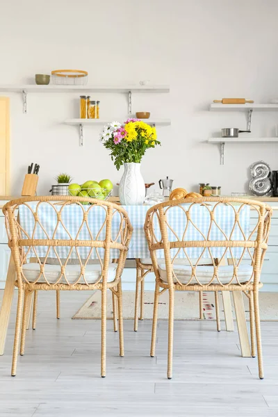 Vase Beautiful Chrysanthemum Flowers Dining Table Kitchen — Stock Photo, Image