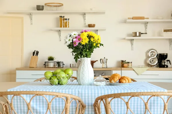 Jarrón Con Hermosas Flores Crisantemo Mesa Comedor Cocina — Foto de Stock
