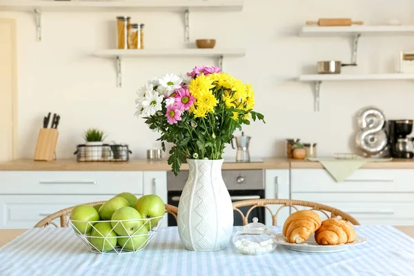 Váza Krásnými Květy Chryzantémy Jídelním Stole Kuchyni — Stock fotografie