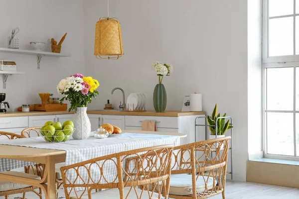 Vase Avec Belles Fleurs Chrysanthème Sur Table Manger Dans Cuisine — Photo