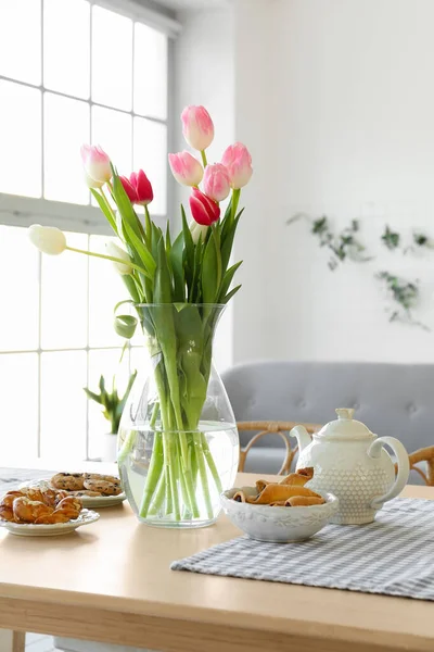 Jarrón Con Hermosas Flores Tulipán Mesa Comedor Habitación — Foto de Stock