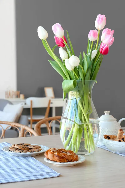 Vaas Met Mooie Tulpenbloemen Eettafel Kamer — Stockfoto