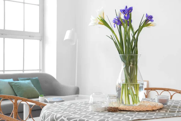 Odadaki Yemek Masasında Güzel Süsen Çiçekleri Olan Vazo — Stok fotoğraf