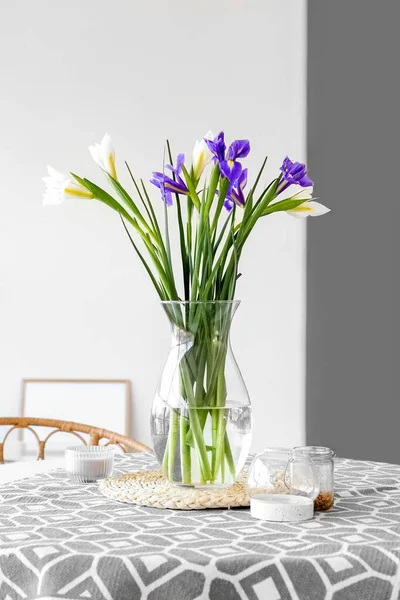 部屋のダイニングテーブルの上に美しい虹彩と花瓶 — ストック写真