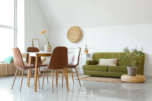 Vase Mit Schöner Gerbera Blume Auf Dem Esstisch Gemütlichem Sofa — Stockfoto