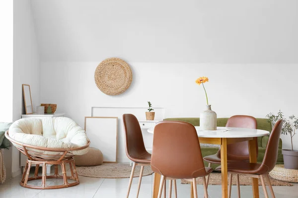 Vase Beautiful Gerbera Flower Dining Table Comfortable Pouf Room — Stock Photo, Image