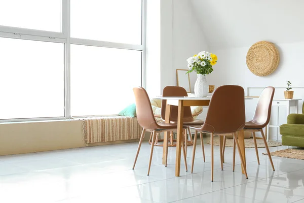 Vaas Met Prachtige Chrysant Bloemen Eettafel Kamer — Stockfoto