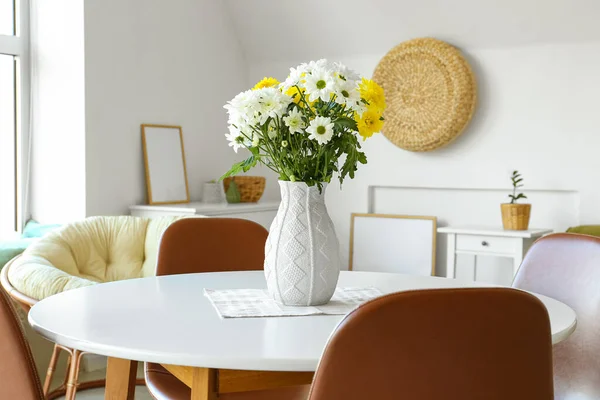 Vase Beautiful Chrysanthemum Flowers Dining Table Room — Stock Photo, Image
