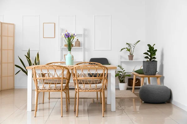 Vase Beautiful Irises Dining Table Room — Stock Photo, Image