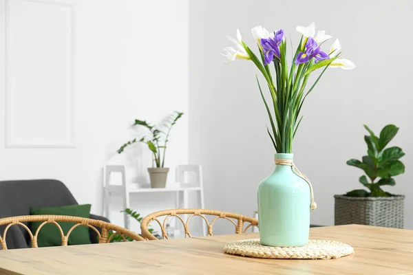 Odadaki Yemek Masasında Güzel Süsen Çiçekleri Olan Vazo — Stok fotoğraf