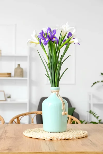 部屋のダイニングテーブルの上に美しい虹彩と花瓶 — ストック写真