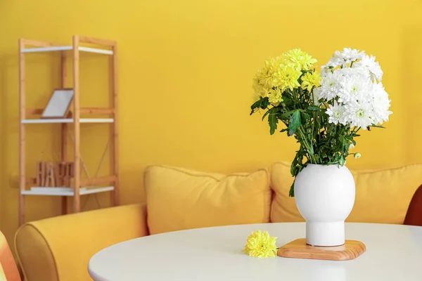 部屋のダイニングテーブルの上に美しい菊の花の花瓶 — ストック写真