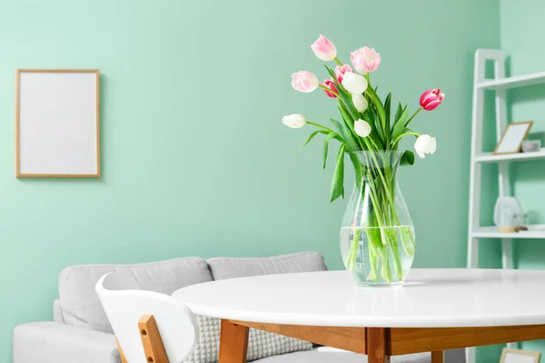 Jarrón Con Hermosas Flores Tulipán Mesa Comedor Habitación — Foto de Stock