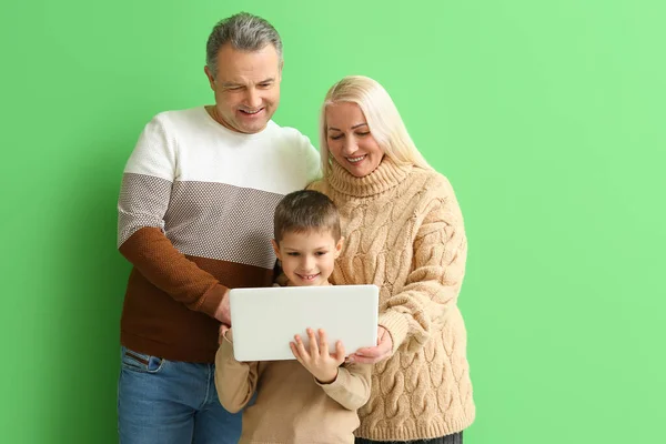Liten Pojke Med Sina Morföräldrar Varma Tröjor Med Bärbar Dator — Stockfoto