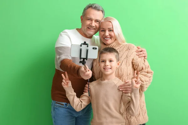 Menino Com Seus Avós Camisolas Quentes Tomando Selfie Fundo Verde — Fotografia de Stock