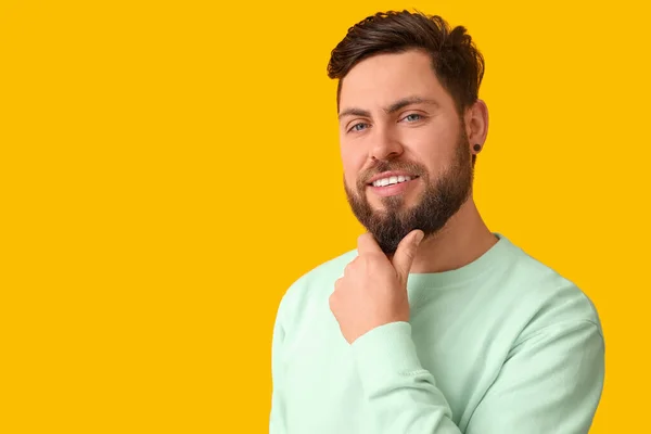 Stilvoller Bärtiger Mann Auf Gelbem Hintergrund — Stockfoto