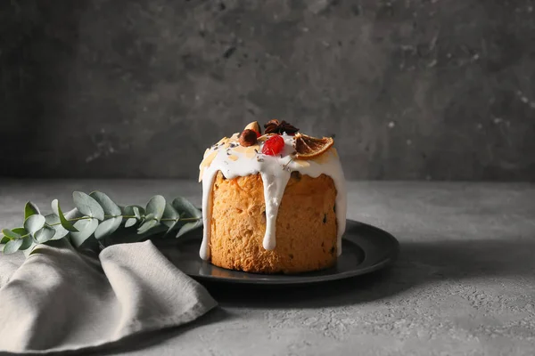 Plate Delicious Easter Cake Grey Background — Stock Photo, Image