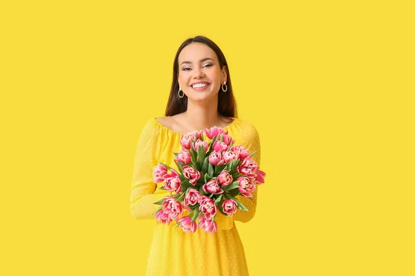 Belle Jeune Femme Avec Bouquet Fleurs Sur Fond Jaune Célébration — Photo