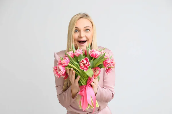 Belle Femme Surprise Avec Bouquet Fleurs Sur Fond Clair Célébration — Photo