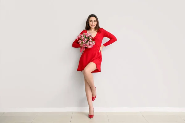 Açık Arkaplanda Bir Buket Çiçekle Güzel Bir Genç Kadın Uluslararası — Stok fotoğraf