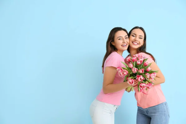 Vackra Unga Kvinnor Med Blommor Blå Bakgrund Internationella Kvinnodagen Firas — Stockfoto