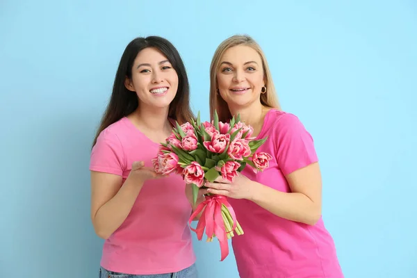 Vackra Kvinnor Med Blommor Blå Bakgrund Internationella Kvinnodagen Firas — Stockfoto