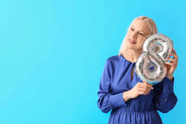 Femme Mûre Avec Ballon Forme Figure Sur Fond Bleu Journée — Photo