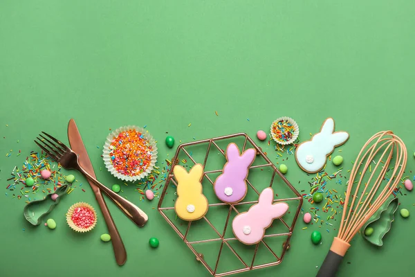 Lezzetli Paskalya kurabiyelerinin olduğu ızgara tavşanda ve yeşil arka planda şekerler