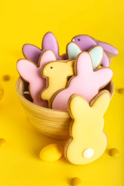 Bowl Tasty Easter Cookies Shape Bunny Candies Yellow Background — Stock Photo, Image