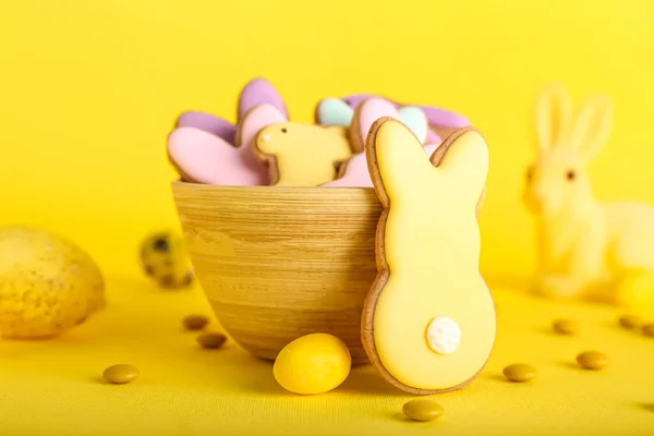 Mísa Chutnými Velikonoční Sušenky Tvaru Králičí Bonbóny Žlutém Pozadí — Stock fotografie