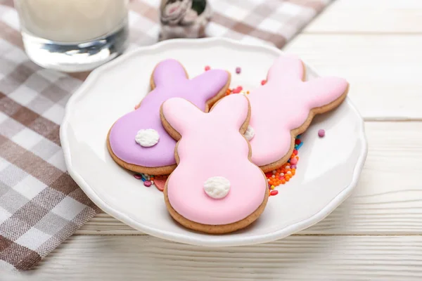 Plade Med Velsmagende Påske Cookies Form Bunny Hvid Træ Baggrund - Stock-foto