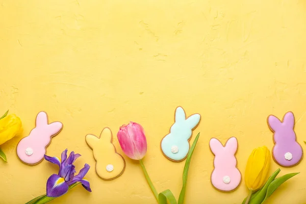 Tavşanda Lezzetli Paskalya Kurabiyeleri Sarı Arka Planda Çiçekler — Stok fotoğraf