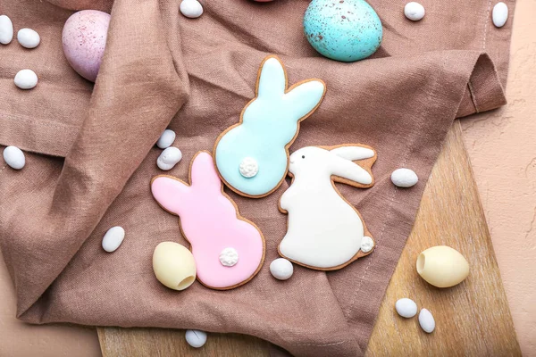 Houten Bord Met Lekkere Paaskoekjes Vorm Konijntje Eieren Snoepjes Tafel — Stockfoto