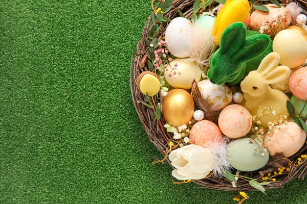 Nest Painted Easter Eggs Bunnies Flowers Green Background — Stock Photo, Image